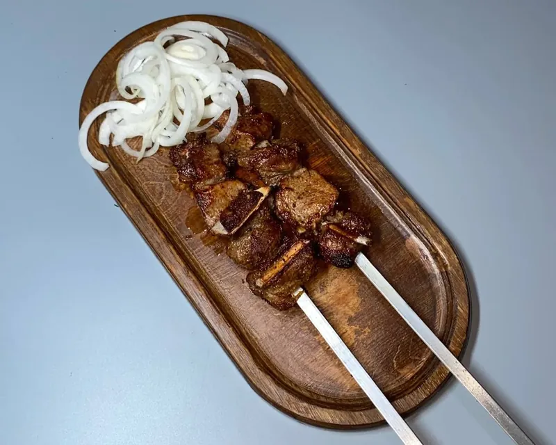 Shashlik qo'y go'shtidan
